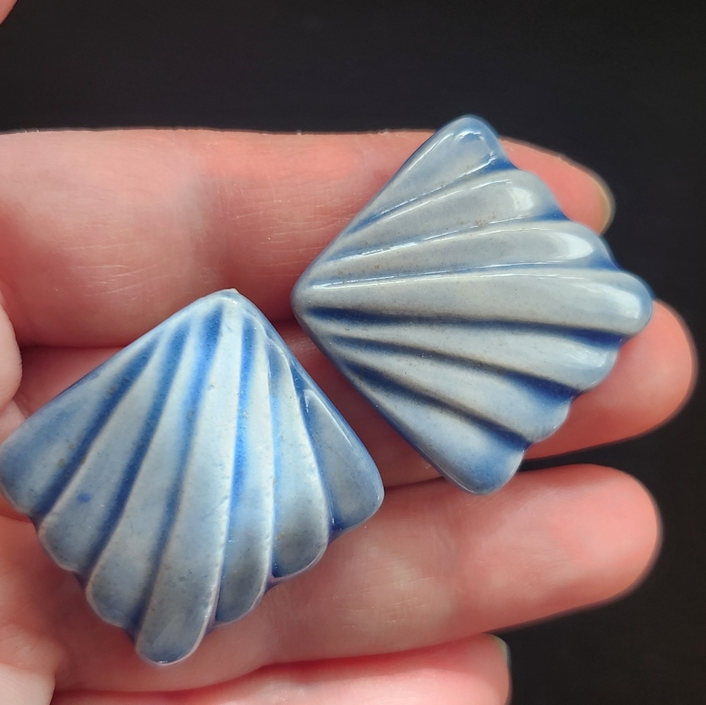 Shell-shaped Earrings - Picture 2 of 6
